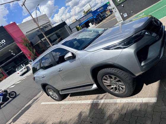 TOYOTA HILUX SW4 2.8 D-4D TURBO DIESEL SRX 4X4 AUTOMÁTICO